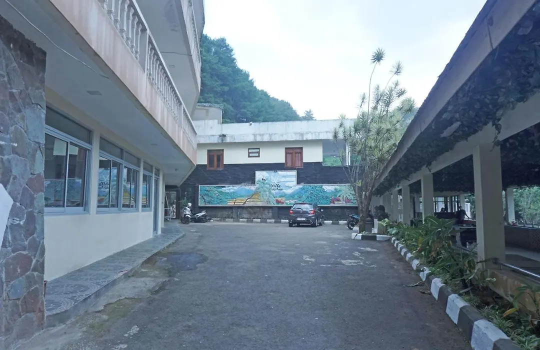 Oyo 92966 Villa Bukit Awan-1